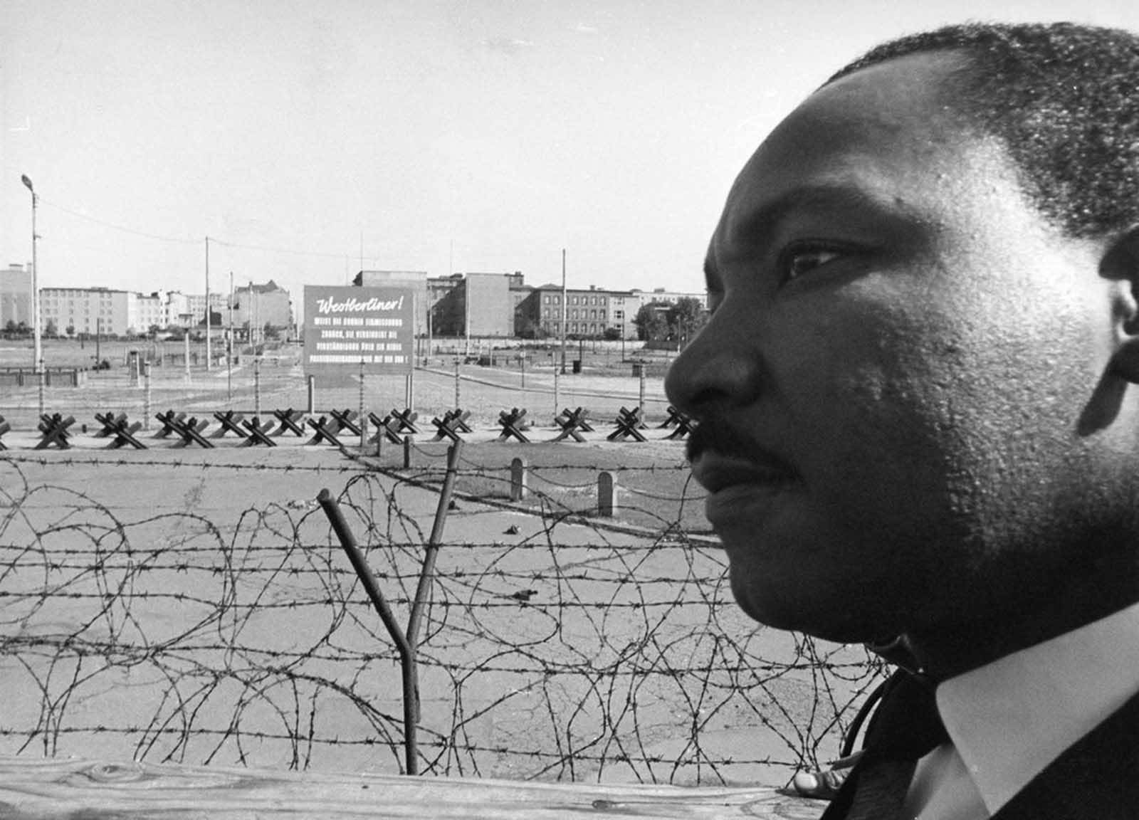 Reverend Martin Luther King, American civil rights leader, invited to Berlin by West Berlin Mayor Willy Brandt, visits the wall on September 13, 1964, at the border Potsdamer Platz in West Berlin.